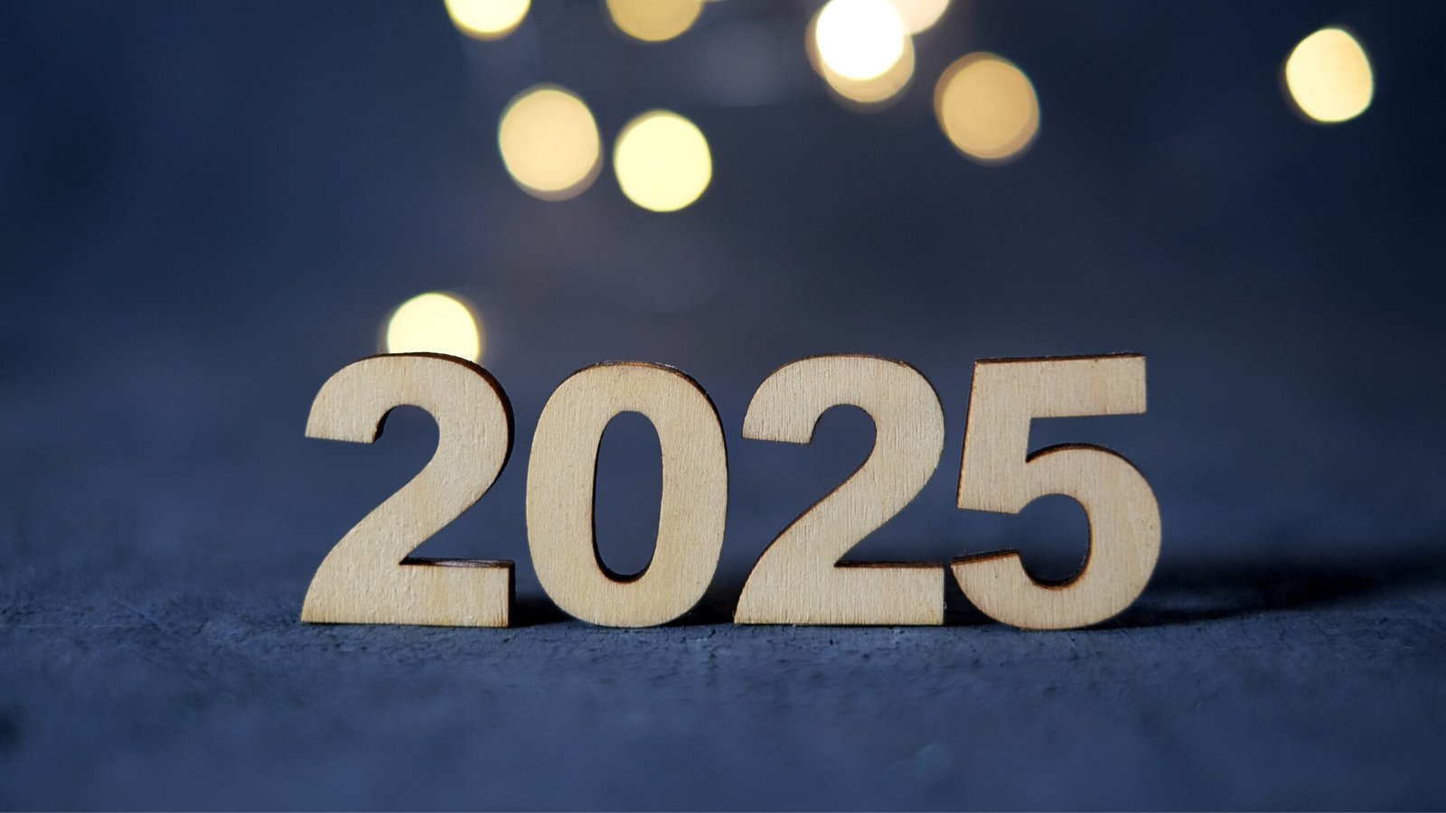 2025 yılına vurgu yapan tahta harfler, geleceğin trendlerini ve umutlarını temsil ediyor.