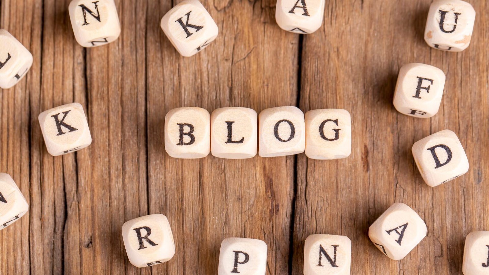 Ahşap harf küpleriyle oluşturulan 'BLOG' yazısı, içerik üretimini ve SEO uyumunu temsil ediyor.