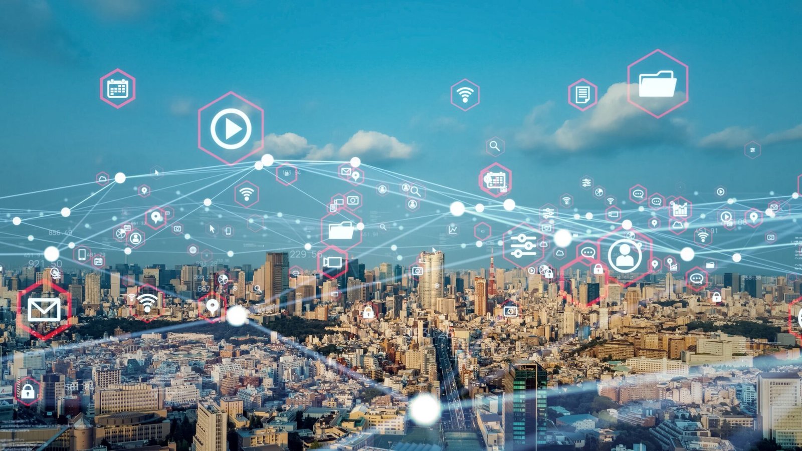 "Bir şehir manzarası üzerinde yer alan dijital ikonlar ve ağ bağlantıları, dijital dönüşüm sürecini sembolize ediyor.