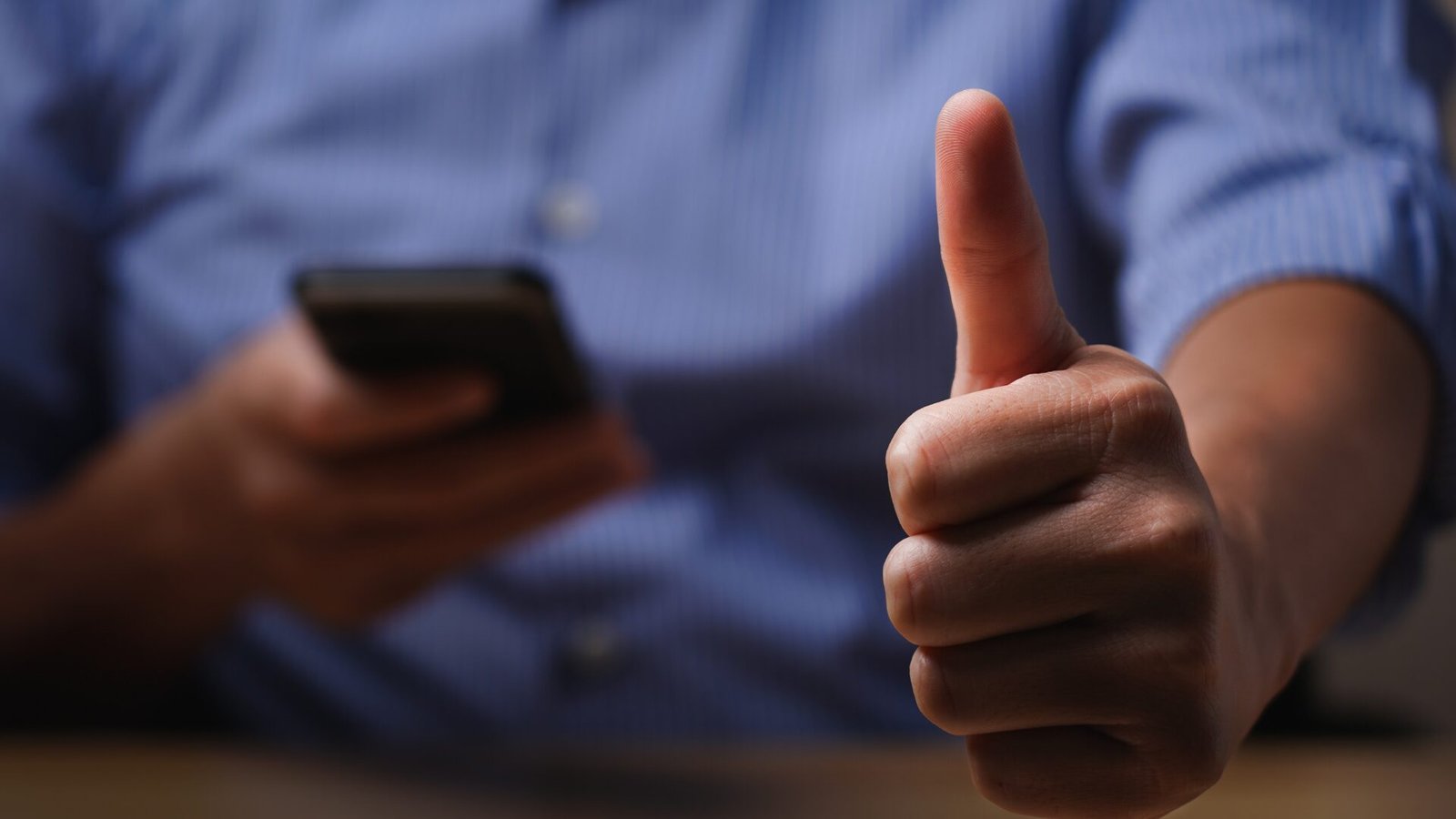 Kullanıcı deneyiminin olumlu olduğunu gösteren, telefon tutan bir kişi ve onay işareti.