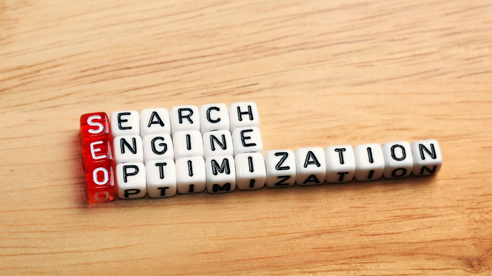 SEO'yu açıklayan harf küpleriyle tasarlanmış, temel optimizasyon stratejilerini vurgulayan bir görsel.